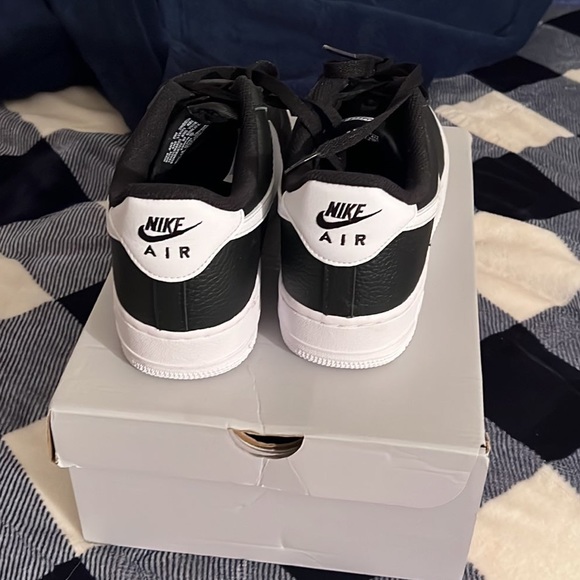 NIKE AIR FORCE 1 it’s a size 11.5 in men’s and a size 13 in women’s it’s new. - Picture 6 of 8